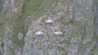 Illustration for article titled Este hotel colgante asegura buena comida, mejores vistas y muchos gritos